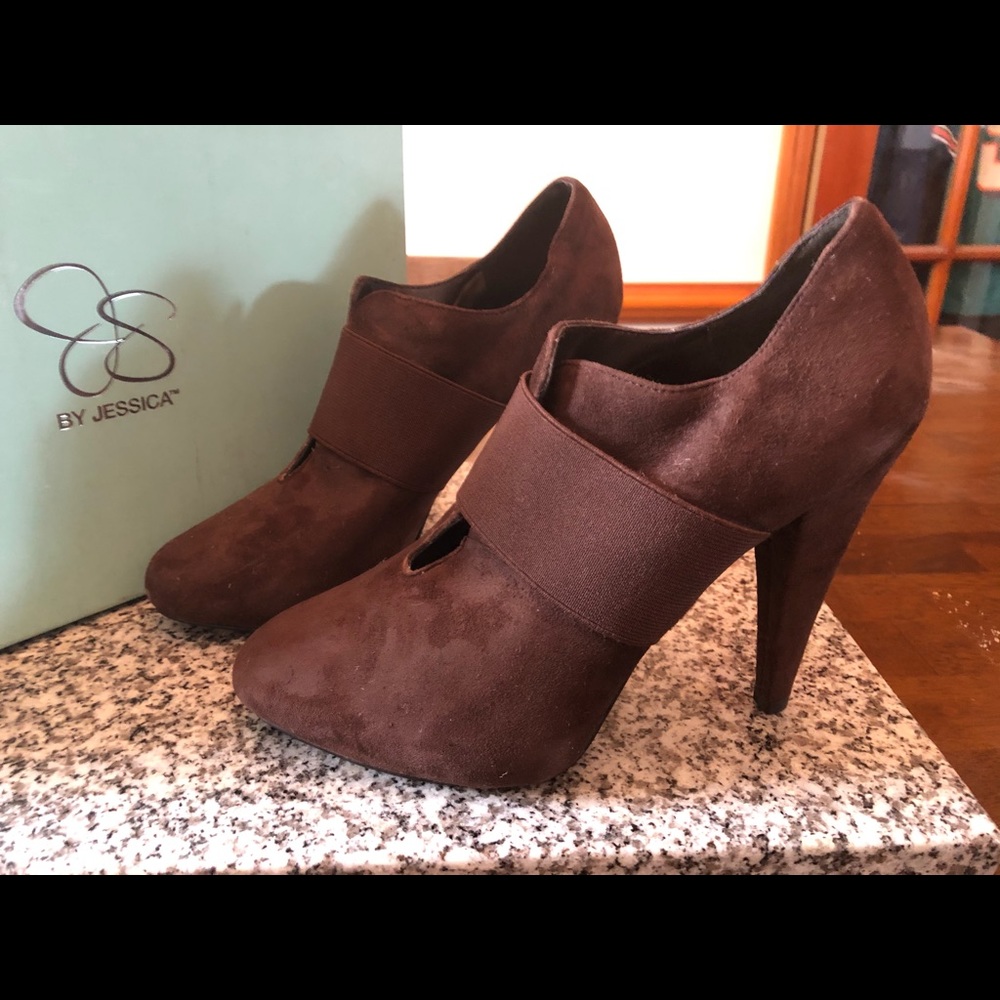 BNIB High heeled booties